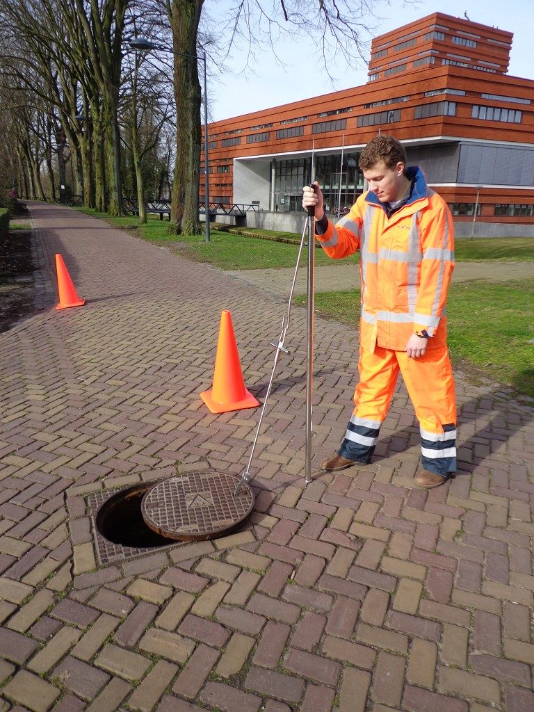 Gebruik Riolift gemeentehuis Waalwijk Riolift in gebruik nabij gemeentehuis Waalwijk